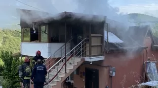 15 ay önce evlendiği kocasının evini yakıp yangını izledi