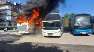 3 otobüs ile geri dönüşüm tesisi yandı