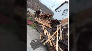 Fırtına Geyve'de evin çatısını uçurdu