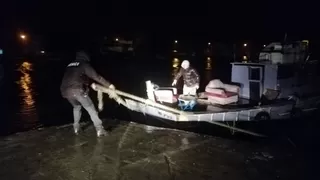 Fırtınada halatı kopan tekneyi bekçiler kurtardı