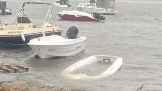 Fırtınaya dayanamayan tekneler karaya vurdu