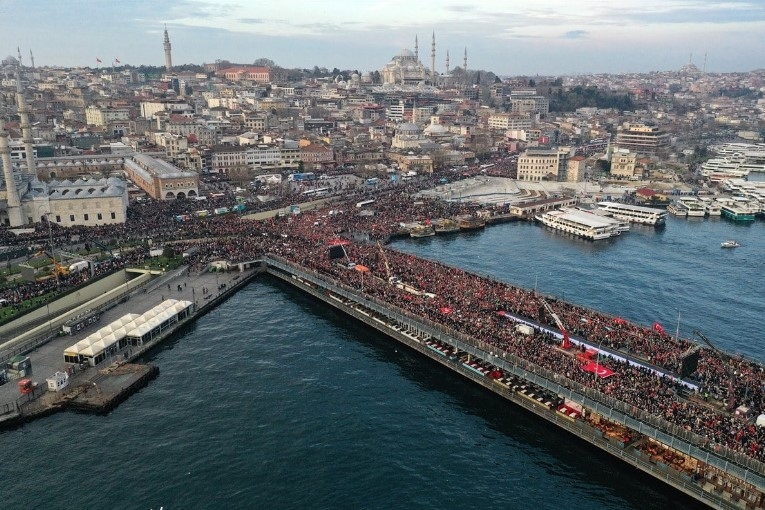 istanbul-da-tarihi-yuruyus-binlerce-vatandas-sehitlerimize-rahmet-filistin-e-destek-icin-bir-aradamgftsdjqaf