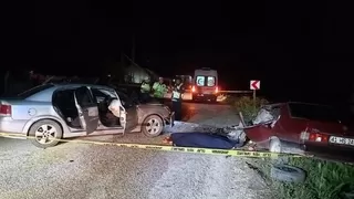 İki otomobil kafa kafaya çarpıştı: 1 ölü