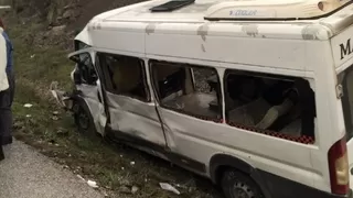 İşçileri taşıyan minibüs kaza yaptı: 2 ölü, 19 yaralı