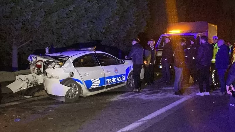 Kaçakların olduğu araç polis otosuna çarptı: 14 göçmen, 4 polis yaralı