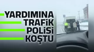 Minibüsü arızalanan sürücünün yardımına trafik polisi koştu
