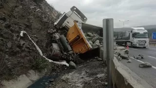 Taş yüklü kamyon devrildi; 1 hafif yaralı