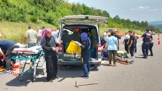TEM'de minibüs takla attı: 1 ölü, 10 yaralı